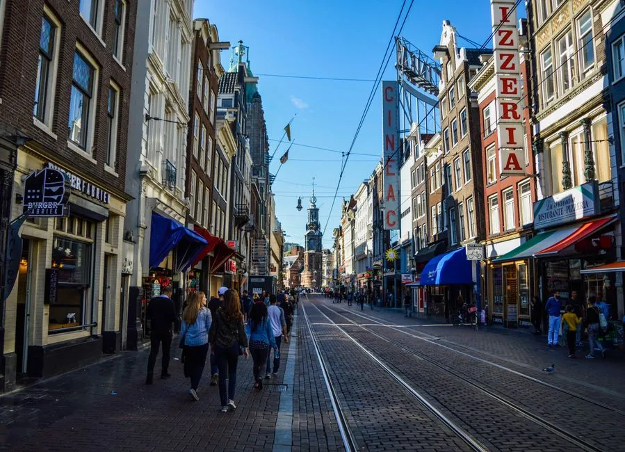 Die Leidsestraat im Amsterdamer Stadtzentrum mit Einkaufenden vor geöffneten Ladenfronten