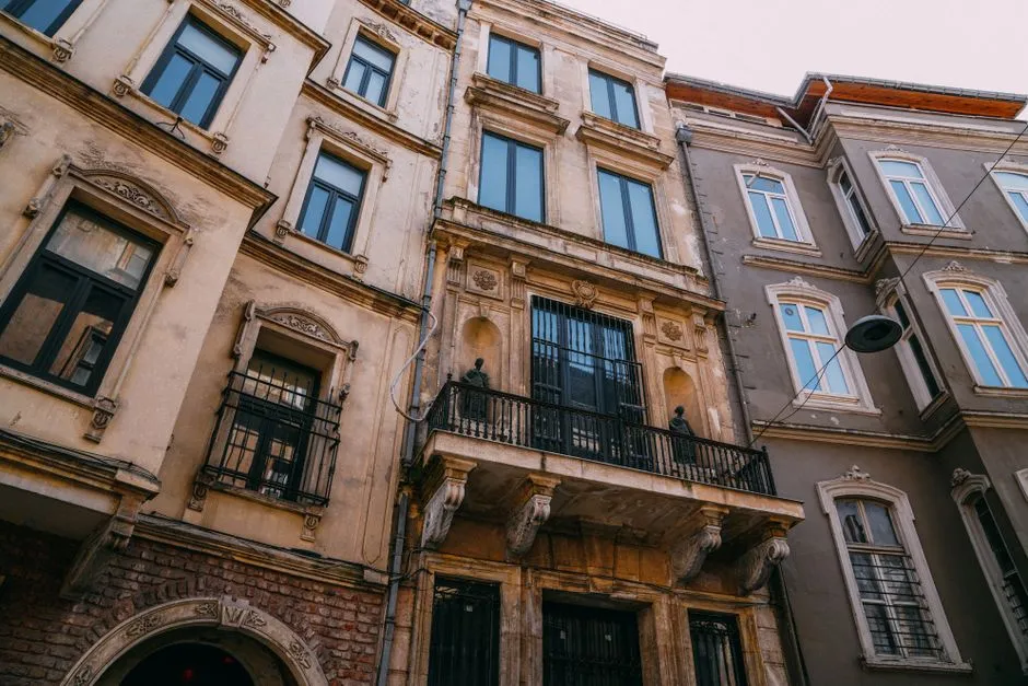 Frankfurt'un Nordend ve Bornheim bölgelerinde yaygın olan türden, Gründerzeit dönemi bir Altbau apartman binasının süslü taş cephesi