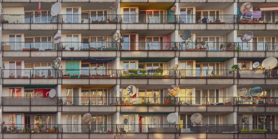 Çok katlı bir Alman apartman binasının balkonlu cephesi, birimler arasındaki sıradan çocuk gürültüsünün yasal olarak beklendiği türden bir Mehrfamilienhaus