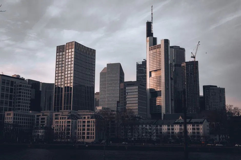 Die Frankfurter Skyline in der Abenddämmerung mit den beleuchteten Wolkenkratzern des Bankenviertels