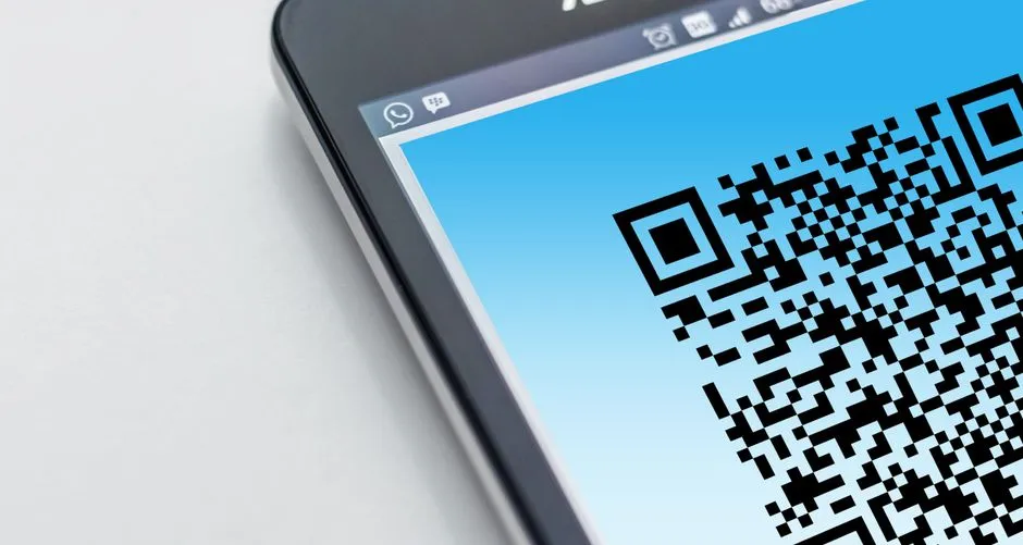 لقطة مقربة لرمز QR معروض على شاشة هاتف ذكي