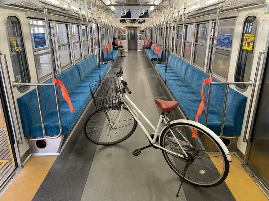 Ein mit Gurten im Mehrzweckbereich eines Zugwagens gesichertes Fahrrad