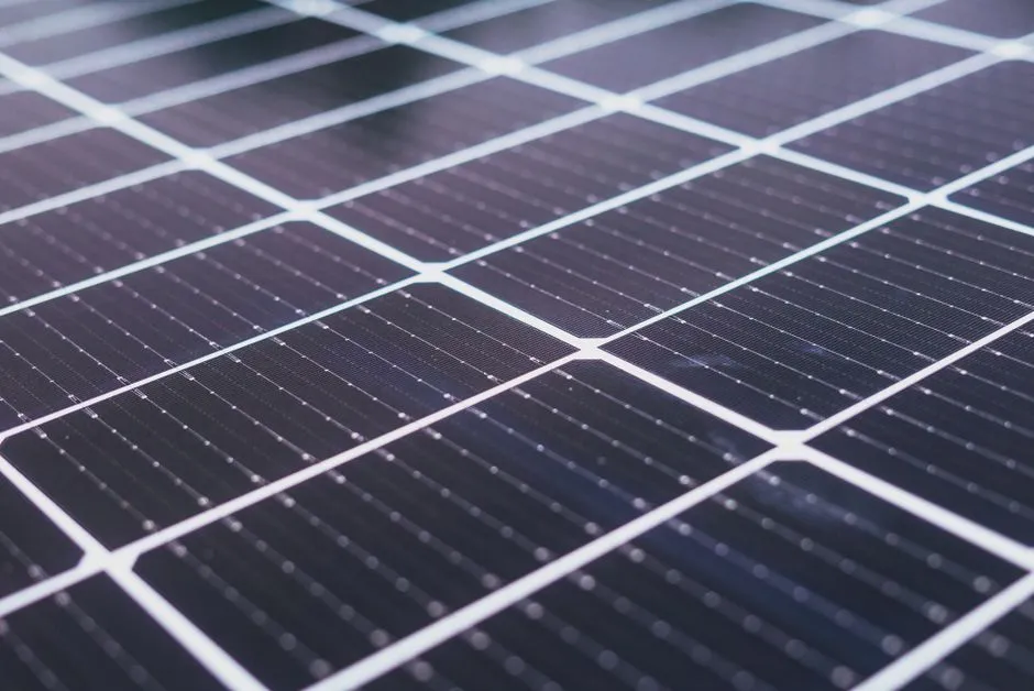 Nahaufnahme einer Solarpanel-Oberfläche mit ihrem Raster aus Photovoltaikzellen, keine Menschen, Text oder Logos sichtbar