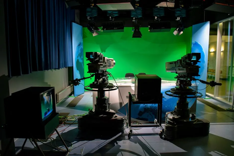 Ein leeres Fernsehstudio mit Kamerawagen vor einer Green-Screen-Kulisse