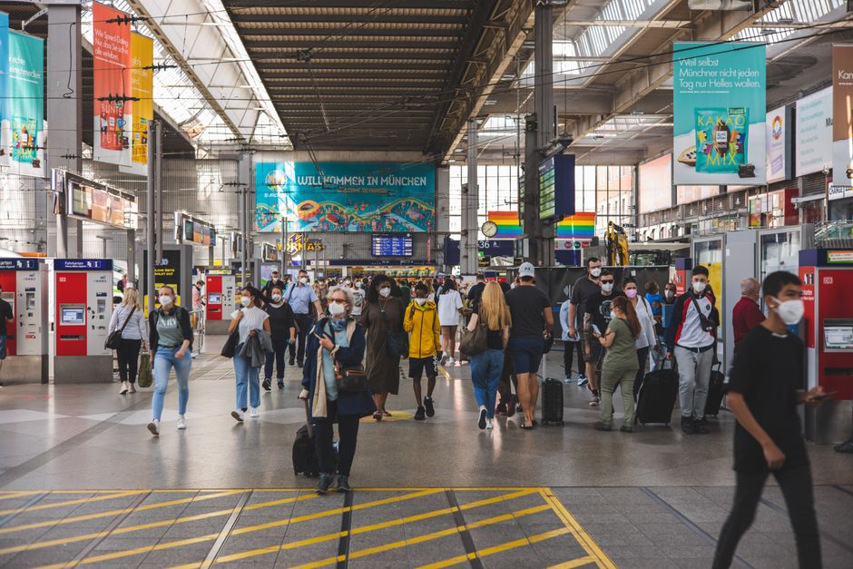 Münih Hauptbahnhof içinde, Pazar ve tatil günlerinde de açık kalan dükkanların bulunduğu kalabalık bir hol